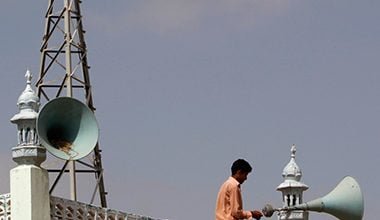 loud speaker on mosque 380 2 72 घंटे में यूपी सरकार ने उतार दिए 11 हजार लाउडस्पीकर, जानें क्या बोले अखिलेश यादव
