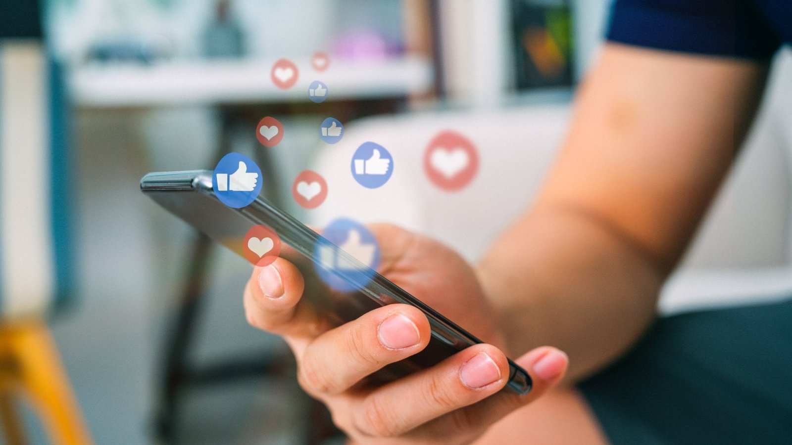 Social Media: लोकतंत्र को सींच रहा है या उसकी जड़ें खोद रहा है? 1 Social Media