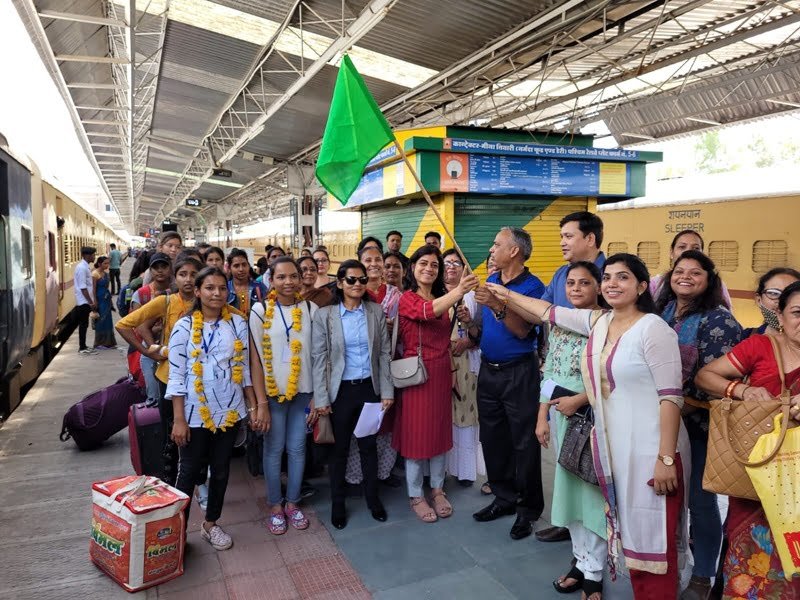 Maa Tujhe Pranam Yojana 2022: सीमाओं के सफर का आनंद लेने इंदौर संभाग की बच्चियां रवाना 1 02 05 2022 maa tujhe pranam yojna 2022 Maa Tujhe Pranam Yojana 2022: सीमाओं के सफर का आनंद लेने इंदौर संभाग की बच्चियां रवाना