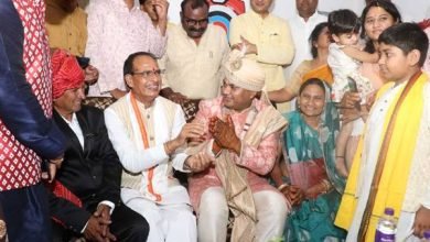 1 6 1 मुख्यमंत्री चौहान विधायक डॉ. अलावा के विवाह समारोह में शामिल हुए