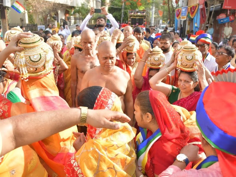 भगवान की मूर्ति और मंदिर से विकसित होती है हमारी संस्कृति: आचार्य प्रज्ञासागर 1 15 05 2022 aachary pragyasagar ka mangal pravesh julush 1 2022514 225754 भगवान की मूर्ति और मंदिर से विकसित होती है हमारी संस्कृति: आचार्य प्रज्ञासागर
