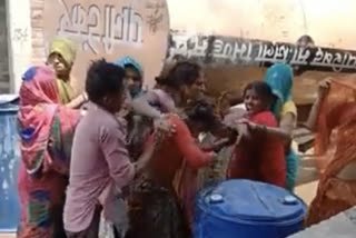 320 214 15289261 thumbnail 3x2 marpit पानी के लिए महिलाओं में खींचतान: मासूम की माँ को पड़ोसी बेरहमी से पीटते रहे
