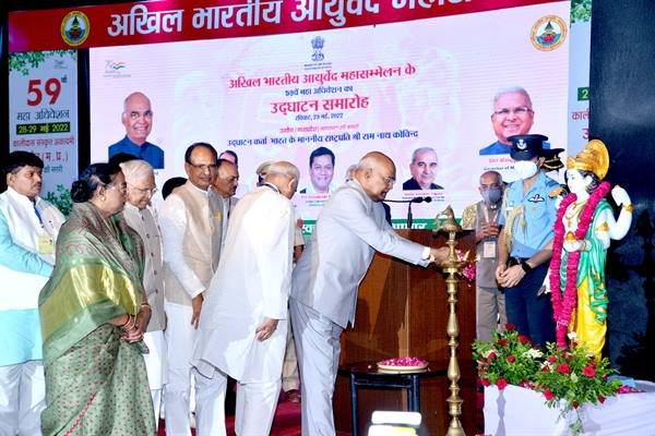 आयुर्वेद ज्ञान को वैज्ञानिक कसौटी एवं तकनीकी मापदण्डों पर परिमार्जित कर विश्व को दें : राष्ट्रपति रामनाथ कोविंद 1 4 126 आयुर्वेद ज्ञान को वैज्ञानिक कसौटी एवं तकनीकी मापदण्डों पर परिमार्जित कर विश्व को दें : राष्ट्रपति रामनाथ कोविंद