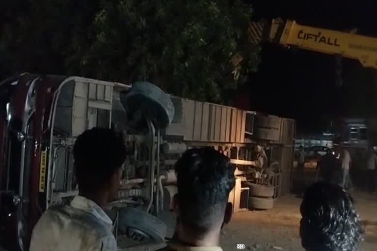 Bus Accident: इंदौर से जोधपुर जा रही बस पलटने से 1 बच्चे की मौत 1 768 512 15169995 thumbnail 3x2 accident Bus Accident: इंदौर से जोधपुर जा रही बस पलटने से 1 बच्चे की मौत