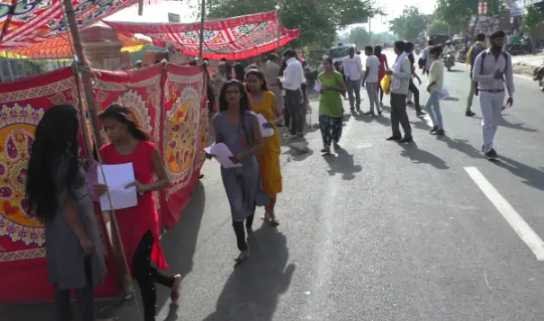 परीक्षा केंद्र से प्रश्न पत्र ले भागी लड़की, तलाशने में पुलिस के छूटे पसीने 1 Screenshot 1457 परीक्षा केंद्र से प्रश्न पत्र ले भागी लड़की, तलाशने में पुलिस के छूटे पसीने