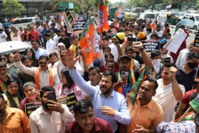 CM आवास पर प्रदर्शन कर रहे BJP कार्यकर्ताओं को पुलिस ने हिरासत में लिया 1 bjp pradarshan CM आवास पर प्रदर्शन कर रहे BJP कार्यकर्ताओं को पुलिस ने हिरासत में लिया