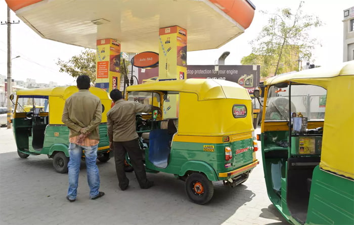 सीएनजी के दामों में कमी नहीं आने से आटो रिक्शा चालक परेशान 1 cng 1 सीएनजी के दामों में कमी नहीं आने से आटो रिक्शा चालक परेशान