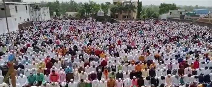शहर में पारम्परिक हर्षोल्लास से मनाया गया ईद उल फितर का त्यौहार 1 dewas photo 01 शहर में पारम्परिक हर्षोल्लास से मनाया गया ईद उल फितर का त्यौहार