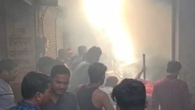 fire in fruit warehouse khandwa 202252 11242 खंडवा में फलों के गोदाम में लगी आग, दो दुकानें जलीं