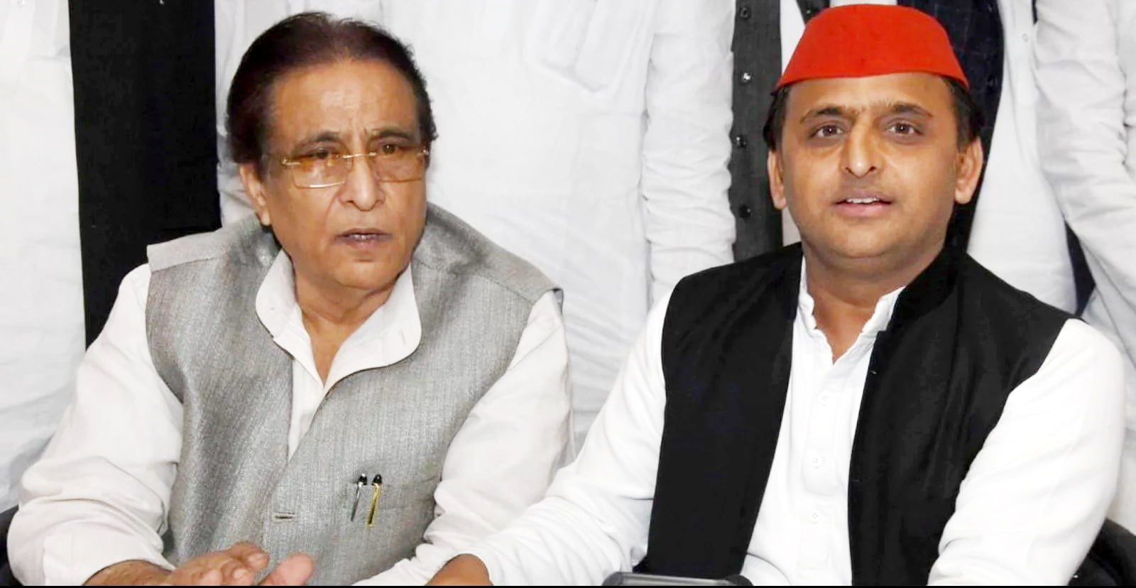 अखिलेश यादव ने आजम खान से की मुलाकात, 2 घंटे चली बातचीत 1 azam and akhlish अखिलेश यादव ने आजम खान से की मुलाकात, 2 घंटे चली बातचीत