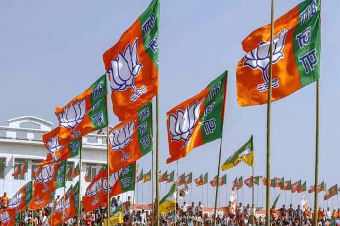 भाजपा के सभी नौ प्रत्याशियों ने किया विधान परिषद चुनाव में नामांकन, पार्टी कार्यालय से एक साथ पहुंचे विधान भवन 1 bjp flag 4 भाजपा के सभी नौ प्रत्याशियों ने किया विधान परिषद चुनाव में नामांकन, पार्टी कार्यालय से एक साथ पहुंचे विधान भवन