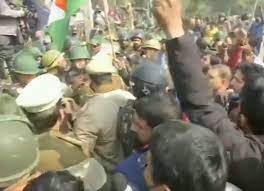 यूपी: कई जिलों में नमाज के बाद हंगामा, प्रयागराज में पथराव, लाठीचार्ज, आंसू गैस के गोले छोड़े 1 namaz bawal यूपी: कई जिलों में नमाज के बाद हंगामा, प्रयागराज में पथराव, लाठीचार्ज, आंसू गैस के गोले छोड़े