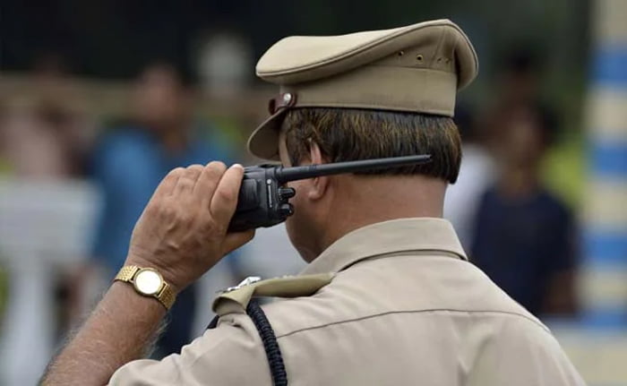 अमेरिकी नागरिकों को ठगने वाले काल सेंटर संचालक को मध्य प्रदेश पुलिस ने गिरफ्तार किया 1 police 1 3 अमेरिकी नागरिकों को ठगने वाले काल सेंटर संचालक को मध्य प्रदेश पुलिस ने गिरफ्तार किया