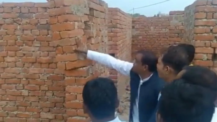 इंजीनियरिंग कॉलेज दीवार सपा विधायक के एक धक्के से गिर गई 1 sp mla इंजीनियरिंग कॉलेज दीवार सपा विधायक के एक धक्के से गिर गई