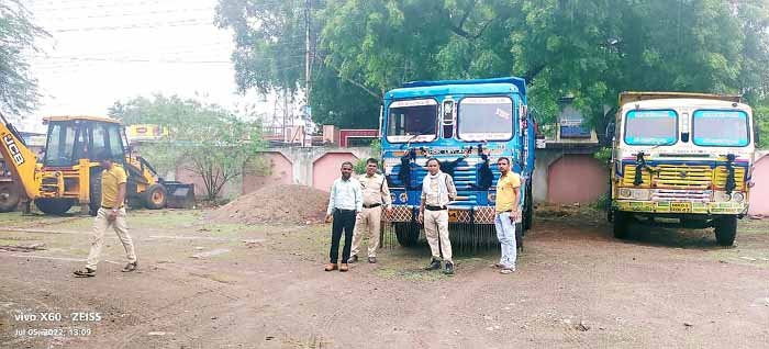 सरकारी पहाड़ खोदकर समतलीकरण की आड में मुरम खनन कर रहे 2 डम्पर, 1 जेसीबी, 1 पोकलेण्ड जप्त 1 2 jpeg 4 सरकारी पहाड़ खोदकर समतलीकरण की आड में मुरम खनन कर रहे 2 डम्पर, 1 जेसीबी, 1 पोकलेण्ड जप्त
