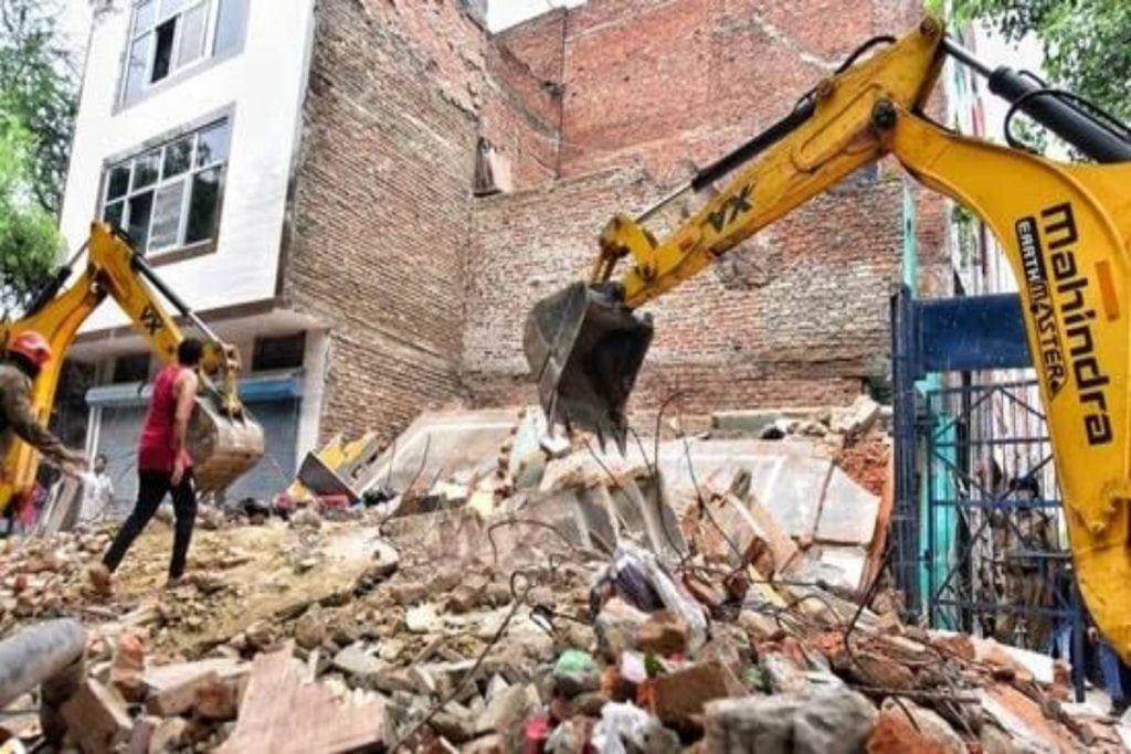 दिल्ली: अलीपुर इलाके में निर्माणाधीन गोदाम की दीवार गिरी, 5 लोगों की मौत; सीएम केजरीवाल ने जताया दुख 1 building collasp दिल्ली: अलीपुर इलाके में निर्माणाधीन गोदाम की दीवार गिरी, 5 लोगों की मौत; सीएम केजरीवाल ने जताया दुख