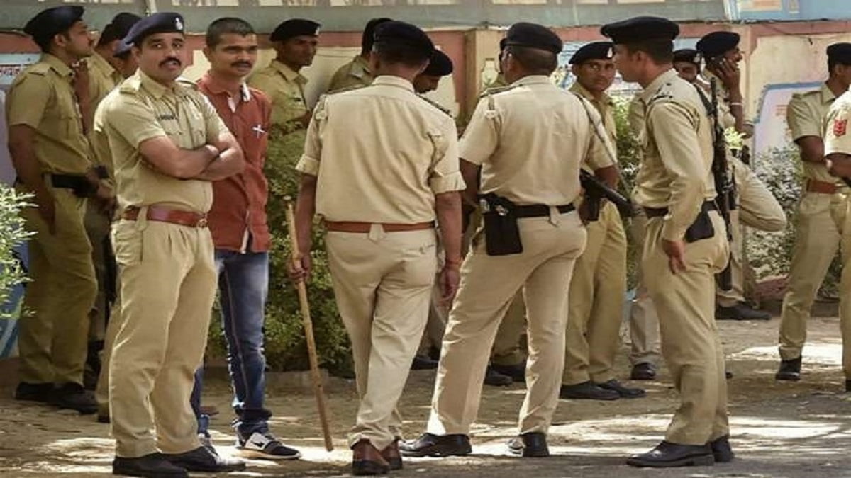 पूर्व विधायक विजय मिश्र का बेटा विष्णु पुणे से गिरफ्तार, एक लाख रुपये का इनाम था घोषित 1 police pti 1613919338 1658716936 पूर्व विधायक विजय मिश्र का बेटा विष्णु पुणे से गिरफ्तार, एक लाख रुपये का इनाम था घोषित