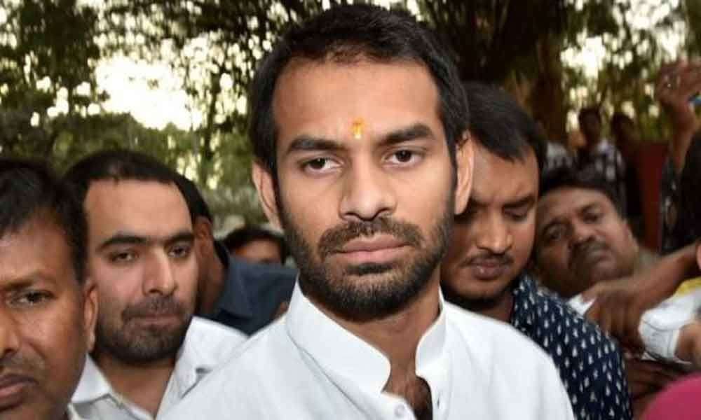 यूपी पुलिस तेजप्रताप को ले गई थाने, मथुरा में परिक्रमा से रोकने पर योगी सरकार पर भड़के लालू के लाल 1 tejpratap यूपी पुलिस तेजप्रताप को ले गई थाने, मथुरा में परिक्रमा से रोकने पर योगी सरकार पर भड़के लालू के लाल