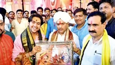 09 08 WA 01 समाज को संबल देने वाले दो दिग्गज संतों का विवाद खत्म, गले लगाकर बोले धीरेंद्र मेरा छोटा भाई, एक-दूजे को दिया आमंत्रण