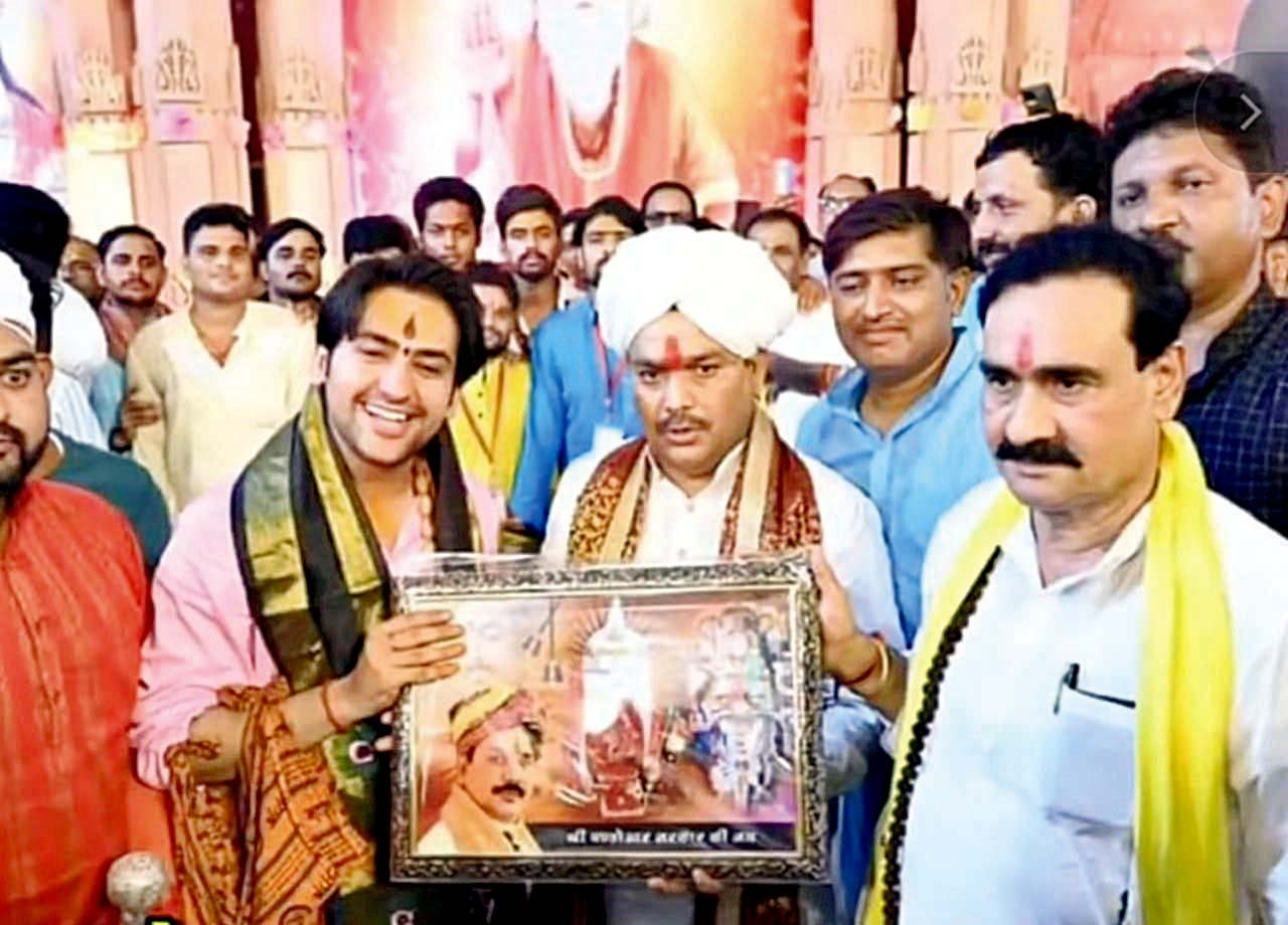 समाज को संबल देने वाले दो दिग्गज संतों का विवाद खत्म, गले लगाकर बोले धीरेंद्र मेरा छोटा भाई, एक-दूजे को दिया आमंत्रण 1 09 08 WA 01 समाज को संबल देने वाले दो दिग्गज संतों का विवाद खत्म, गले लगाकर बोले धीरेंद्र मेरा छोटा भाई, एक-दूजे को दिया आमंत्रण