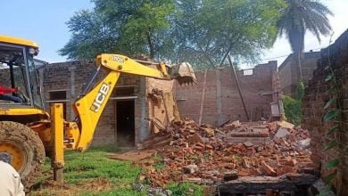1 7 शासकीय भूमि पर अतिक्रमण कर बनाए गए एक नवीन मकान को राजस्व एवं पुलिस प्रशासन द्वारा जमींदोज कर मुक्त कराया