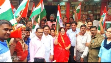 2 16 आजादी अमृत महोत्सव पर व्यापारी प्रकोष्ठ द्वारा दुकानों पर तिरंगा लगाया गया