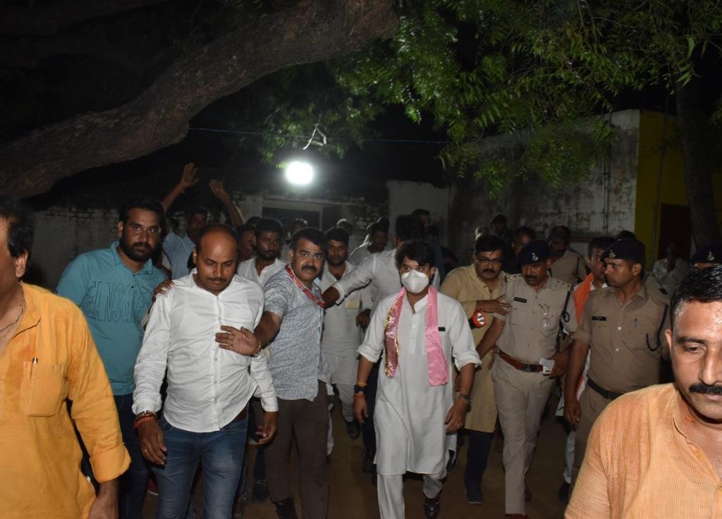 केंद्रीय मंत्री सिंधिया ने चौम्हो एवं तरसोखर में बाढ़ प्रभावितों से किया संवाद 1 2 26 केंद्रीय मंत्री सिंधिया ने चौम्हो एवं तरसोखर में बाढ़ प्रभावितों से किया संवाद