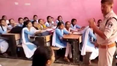 2 29 लहार थाना प्रभारी शिवसिंह यादव ने छात्राओं से किया संवाद
