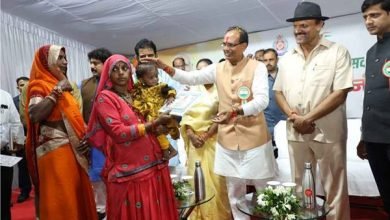 2 54 मुख्यमंत्री चौहान को इन्दौर में प्रेमनगर में बहनों ने बाँधी राखी और उतारी आरती