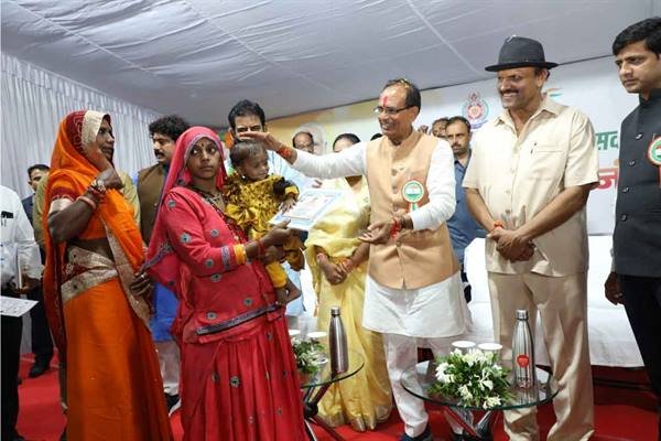 मुख्यमंत्री चौहान को इन्दौर में प्रेमनगर में बहनों ने बाँधी राखी और उतारी आरती 1 2 54 मुख्यमंत्री चौहान को इन्दौर में प्रेमनगर में बहनों ने बाँधी राखी और उतारी आरती