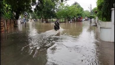 2222 एमपी के नंबर 1 शहर की सड़कें बनी नदी, कई गाड़ियां बही