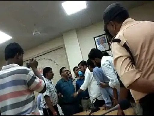 ग्वालियर में जीवाजी यूनिवर्सिटी के कुलपति को ABVP ने धमकाया, गेट पर रोकने से गुस्साए 1 2 1661523512 ग्वालियर में जीवाजी यूनिवर्सिटी के कुलपति को ABVP ने धमकाया, गेट पर रोकने से गुस्साए