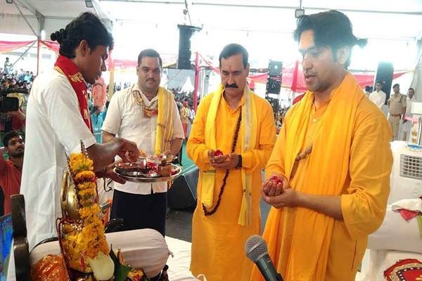 मंत्री डॉ. मिश्रा ने पार्थिव शिवलिंग निर्माण कर भगवान भोलेनाथ का महारुद्राभिषेक किया 1 3 30 मंत्री डॉ. मिश्रा ने पार्थिव शिवलिंग निर्माण कर भगवान भोलेनाथ का महारुद्राभिषेक किया