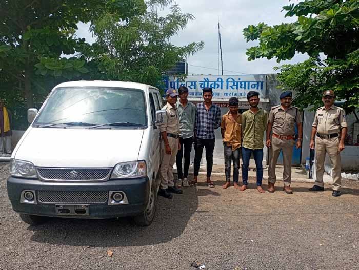 धार जिले की सिंघाना पुलिस ने अवैध हथियार बेचने जा रहे चार युवकों को किया गिरफ्तार 1 3 jpeg 17 धार जिले की सिंघाना पुलिस ने अवैध हथियार बेचने जा रहे चार युवकों को किया गिरफ्तार