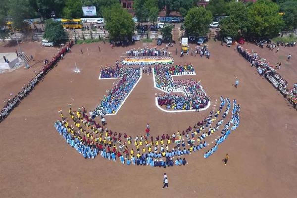 शिवपुरी में 5 हजार स्कूली बच्चों ने किया सामूहिक रूप से राष्ट्र को नमन 1 6 23 शिवपुरी में 5 हजार स्कूली बच्चों ने किया सामूहिक रूप से राष्ट्र को नमन