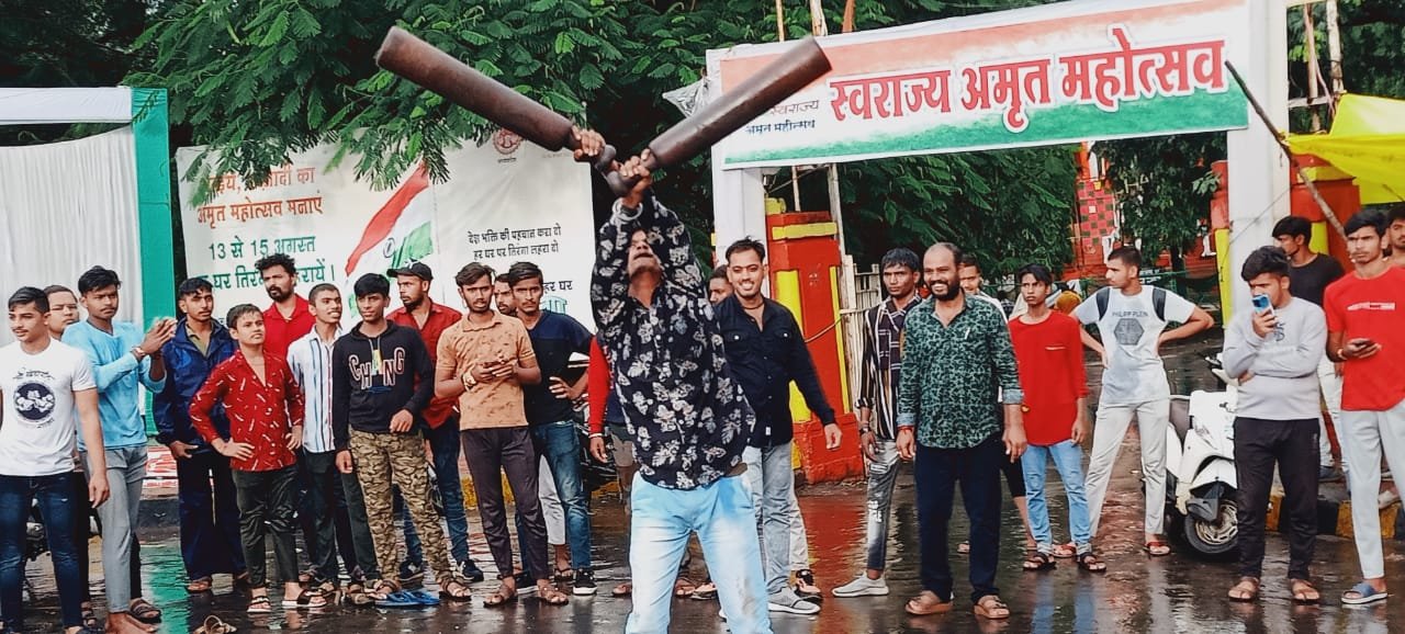 स्वराज अमृत महोत्सव समिति के तत्वाधान में पहलवानों द्वारा शस्त्र कला का प्रदर्शन किया गया 1 7 4 स्वराज अमृत महोत्सव समिति के तत्वाधान में पहलवानों द्वारा शस्त्र कला का प्रदर्शन किया गया