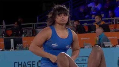 divya 1 AAP सरकार पर बरस रहीं दिव्या के घर मनोज तिवारी 5 लाख का चेक लेकर पहुंचे