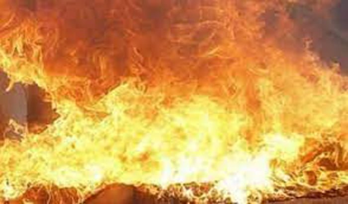 Viral News: आशिकी ऐसी कि हो जाओगे दंग... प्रेमिका हुई फेल तो लगा दी पूरे स्कूल में आग... 1 Viral News: आशिकी ऐसी कि हो जाओगे दंग, प्रेमिका हुई फेल तो लगा दी पूरे स्कूल में आग...