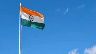 indian flag 9 मंच पर जगह नहीं मिलने पर भड़के विधायक, जमीन पर बैठे; प्रशासन ने शहीद की पत्‍नी-बेटे से कराया ध्‍वजारोहण
