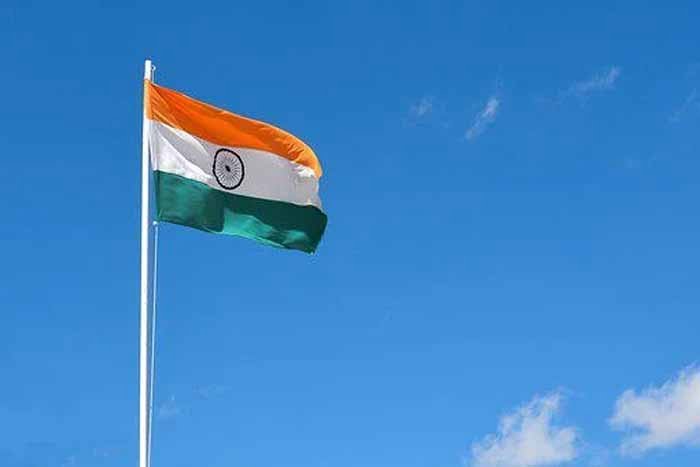 मंच पर जगह नहीं मिलने पर भड़के विधायक, जमीन पर बैठे; प्रशासन ने शहीद की पत्नी-बेटे से कराया ध्वजारोहण 1 indian flag 9 मंच पर जगह नहीं मिलने पर भड़के विधायक, जमीन पर बैठे; प्रशासन ने शहीद की पत्नी-बेटे से कराया ध्वजारोहण