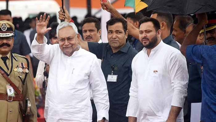 तेज प्रताप और सुरेंद्र यादव नीतीश सरकार में बने मंत्री, अब तक 20 ने ली शपथ 1 nitish and tejasvi तेज प्रताप और सुरेंद्र यादव नीतीश सरकार में बने मंत्री, अब तक 20 ने ली शपथ