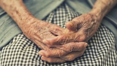 old man सास-ससुर इलाज कराने गए थे न्यूयार्क, वापस लौटे तो पुत्रवधू ने बंद कर दिए घर के दरवाजे