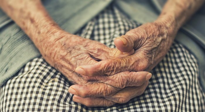 old man सास-ससुर इलाज कराने गए थे न्यूयार्क, वापस लौटे तो पुत्रवधू ने बंद कर दिए घर के दरवाजे