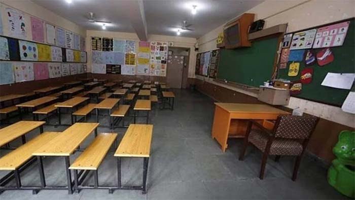 दिल्ली: सरकारी स्कूल की जर्जर छत, छात्रा के सिर पर गिरा चलता हुआ पंखा; भाजपा बोली- कभी भी गिर सकते हैं दिल्ली के 400 स्कूल 1 school2 copy 3 दिल्ली: सरकारी स्कूल की जर्जर छत, छात्रा के सिर पर गिरा चलता हुआ पंखा; भाजपा बोली- कभी भी गिर सकते हैं दिल्ली के 400 स्कूल