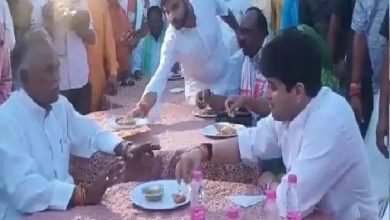 11 10 केंद्रीय मंत्री ज्योतिरादित्य सिंधिया ने दलितों के साथ खाना खाया, रो पड़ी इमरती