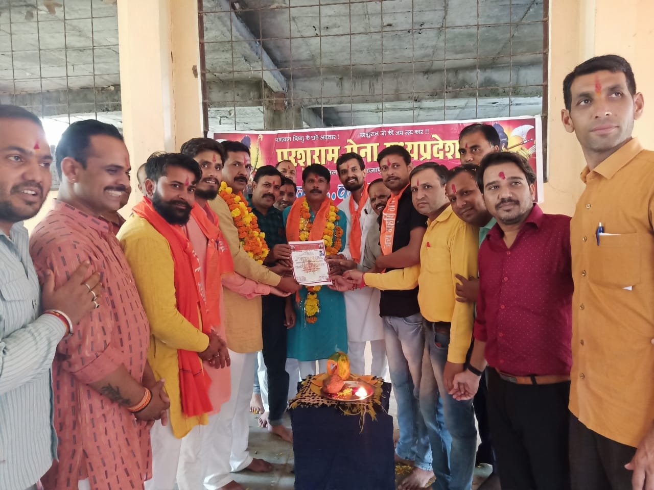 पं. प्रवीण जोशी को मप्र परशुराम सेना का प्रदेश संगठन मंत्री नियुक्त किए जाने पर इष्टमित्रों ने स्वागत कर दी बधाई 1 8 2 पं. प्रवीण जोशी को मप्र परशुराम सेना का प्रदेश संगठन मंत्री नियुक्त किए जाने पर इष्टमित्रों ने स्वागत कर दी बधाई