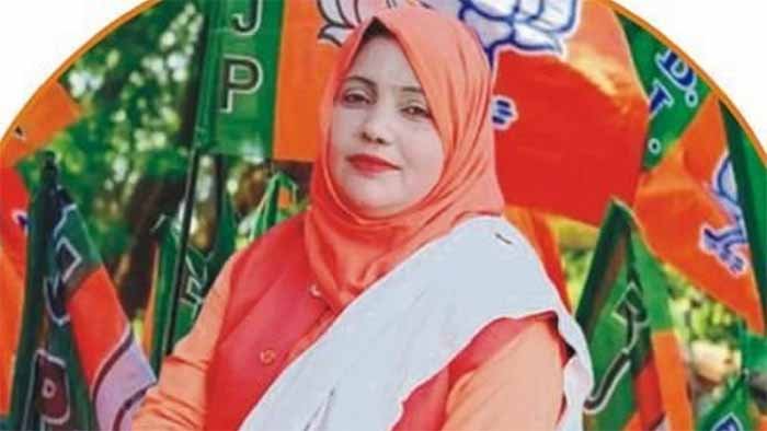 अलीगढ़ की मुस्लिम महिला BJP नेता ने PM मोदी के जन्मदिन पर काटा केक और खून से किया तिलक 1 aliga अलीगढ़ की मुस्लिम महिला BJP नेता ने PM मोदी के जन्मदिन पर काटा केक और खून से किया तिलक