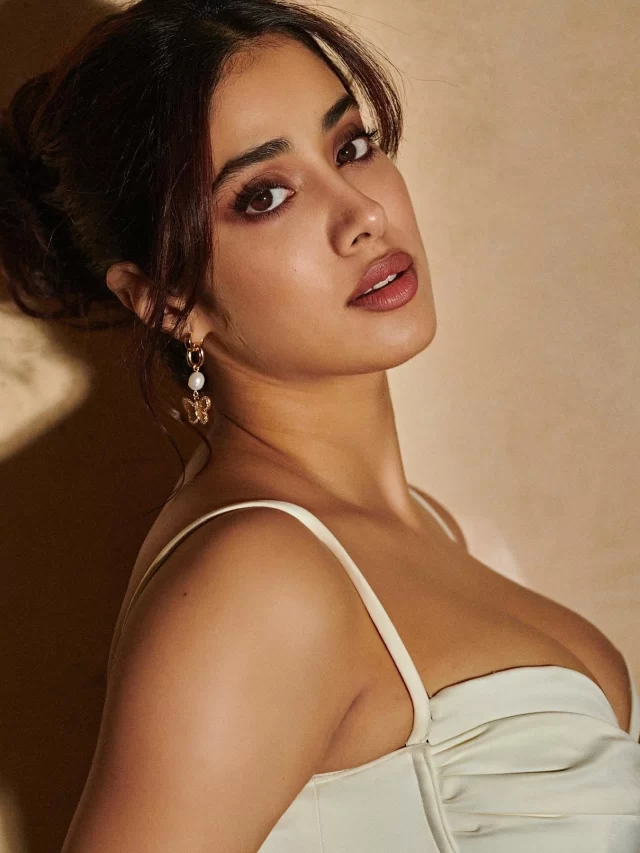 Janhavi Kapoor डीप नेक ड्रेस में दिखीं गॉर्जियस