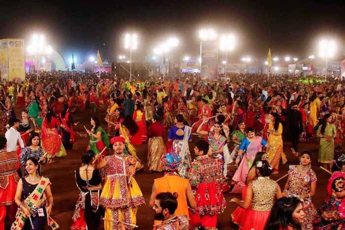 शिवराज की मंत्री ने कहा- MP के पंडालों में पहचान पत्र के बिना नो एंट्री, गरबा-पंडाल बन रहे लव जिहाद का जरिया 1 garba pandal शिवराज की मंत्री ने कहा- MP के पंडालों में पहचान पत्र के बिना नो एंट्री, गरबा-पंडाल बन रहे लव जिहाद का जरिया