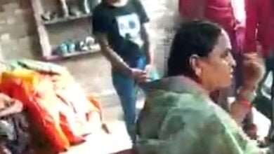 mp 1 गुना में वोट के बदले दौगुने नोट मांगती नजर आई भाजपा नेता